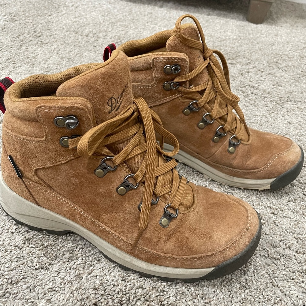 Danner lace up tan hiking boots
